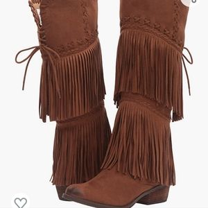 Size 7 knee-high fringed boot in brown.